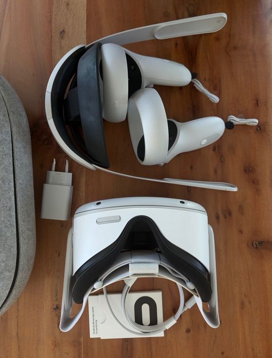 Meta Quest 2 VR очила + контролери + калъф – като нови