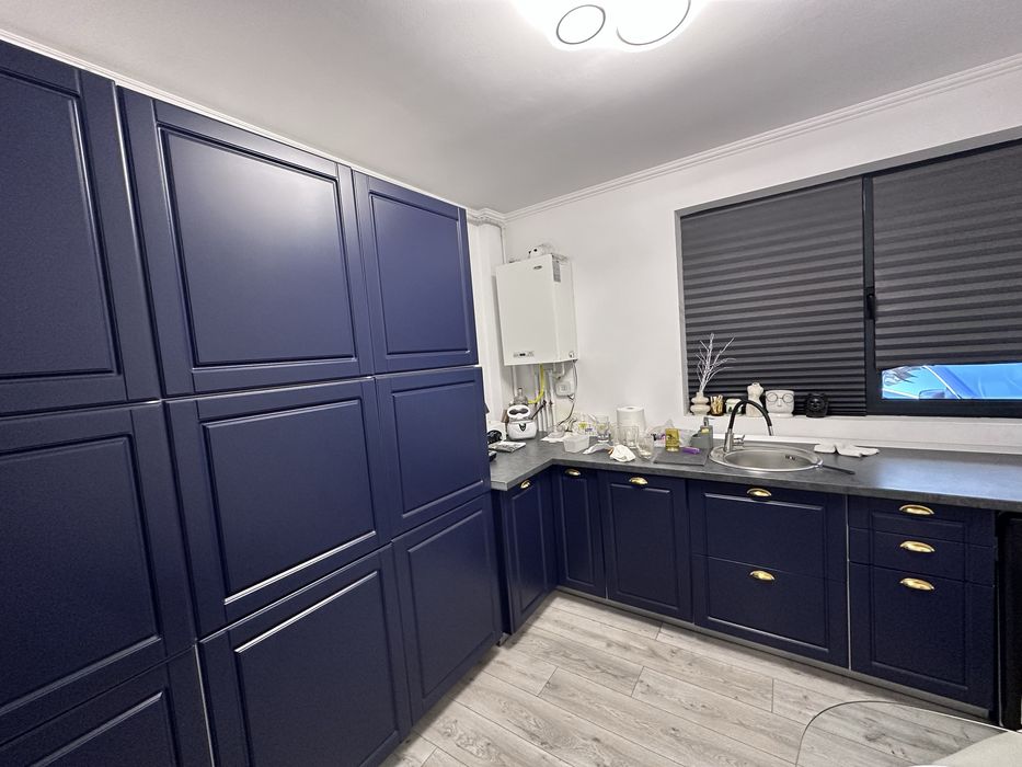 Inchiriez spatiu salon