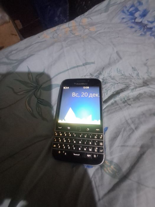 Продам телефон блек вери  в отличном состояний .