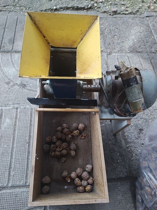 Машина за чупене на орехи и лешници