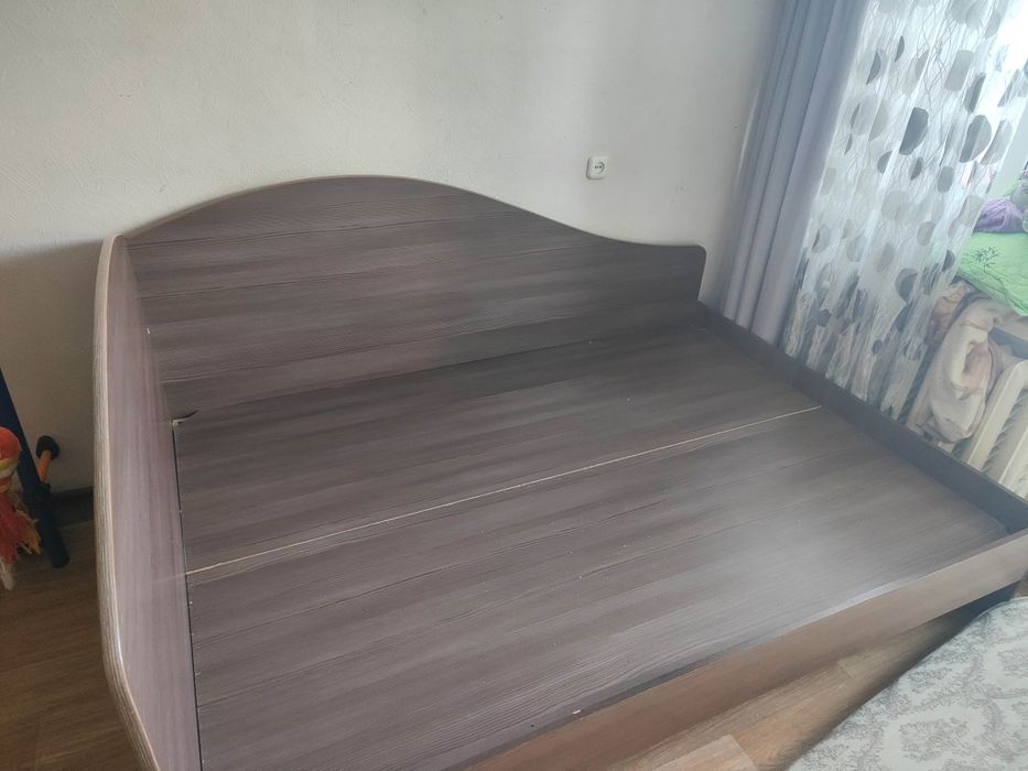 Двухспальная кровать.