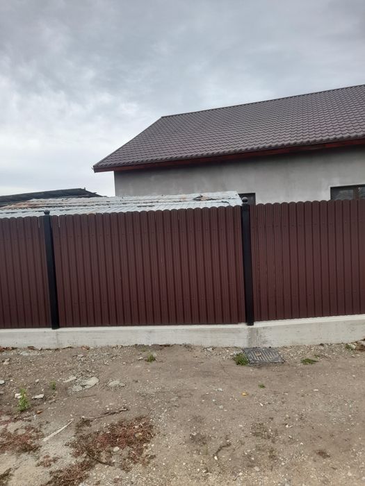 Construim garduri și porți stil jaluzea șipcă metalică tablă cutata