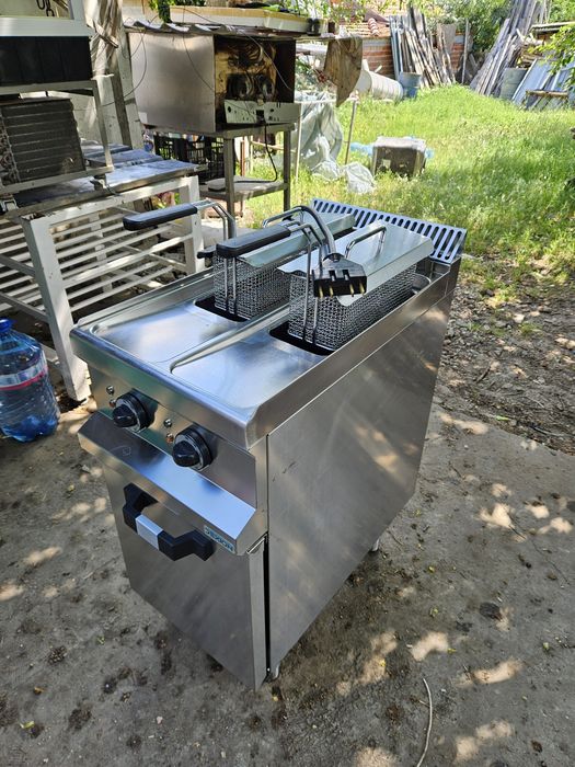 Фритюрник Професионален Бързо Нагряващи нагреватели Трифазен 10.500kw.  на Ток  7-9 литра  Цена 700 Евро