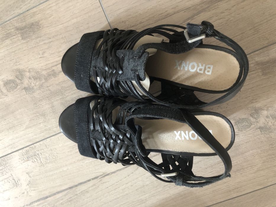 Женские босоножки новые 39