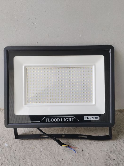 Продаётся прожектор 200w