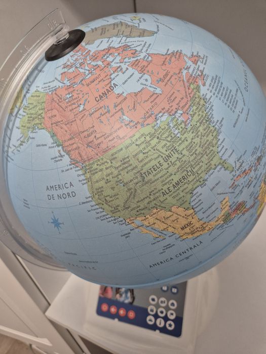 Cărți, glob și creion Răspundel Istețel