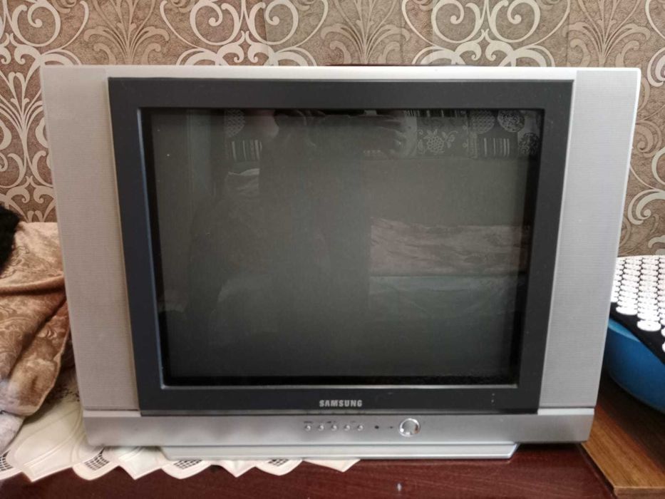 Отдам Даром телевизор и диван самовывоз