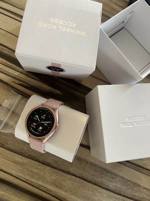 Чисто Нов Дамски смарт часовник Michael Kors Access Gen 5E MKGO
