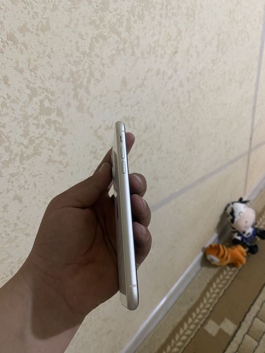 Белый Айфон 11..