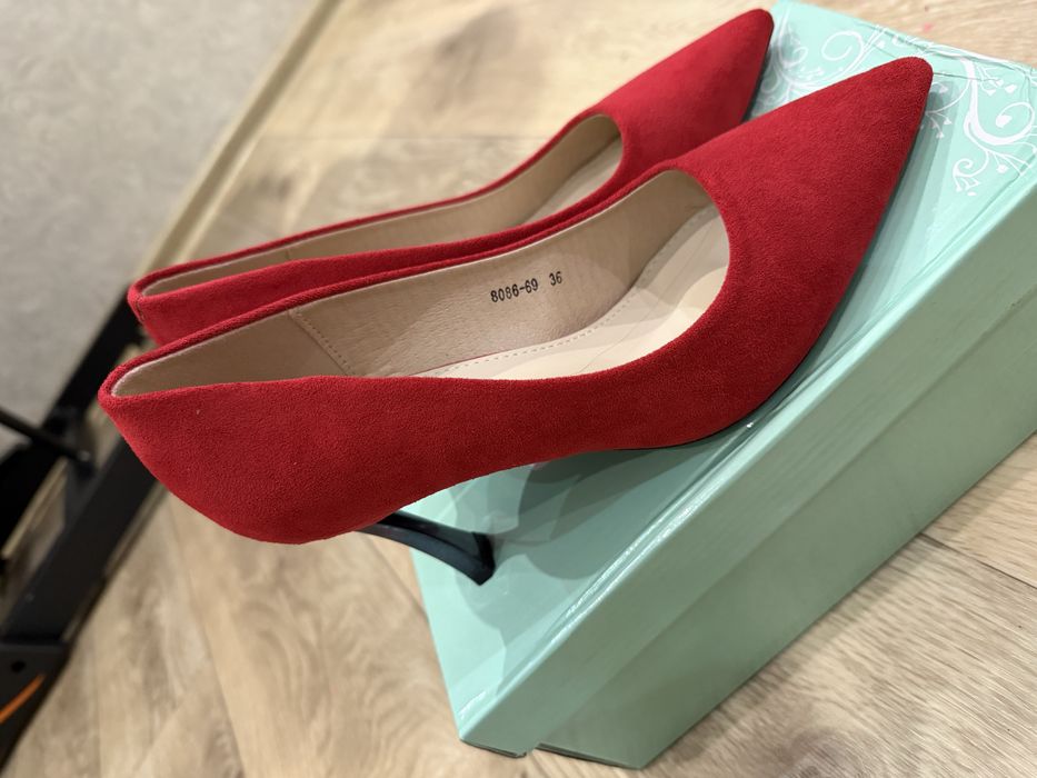 Красные замшевые туфли