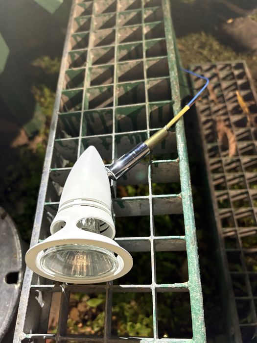 Spot luminos cu bec nefolosit 35 buc