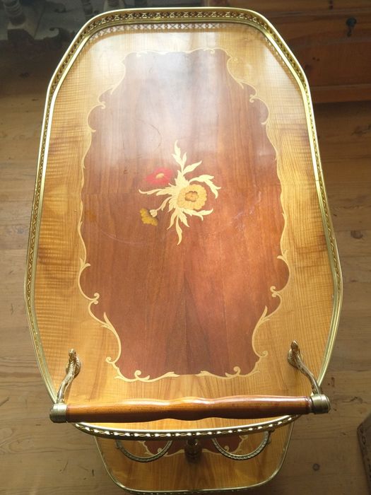 Продавам помощна количка подвижно барче интарзия флорални мотиви