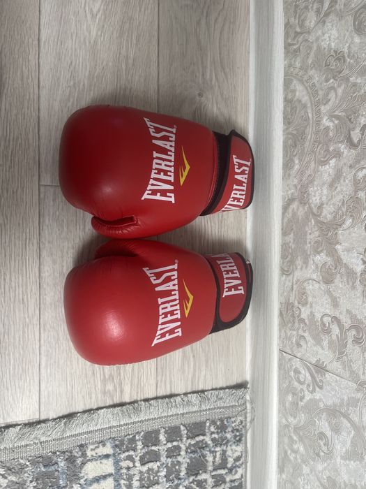 Боксерский перчатки еверласт красный