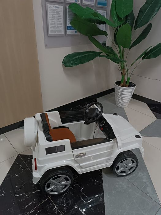 Машинка на пульте детскую