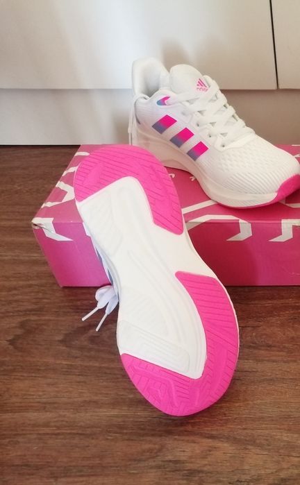 Кроссовки модные, новые