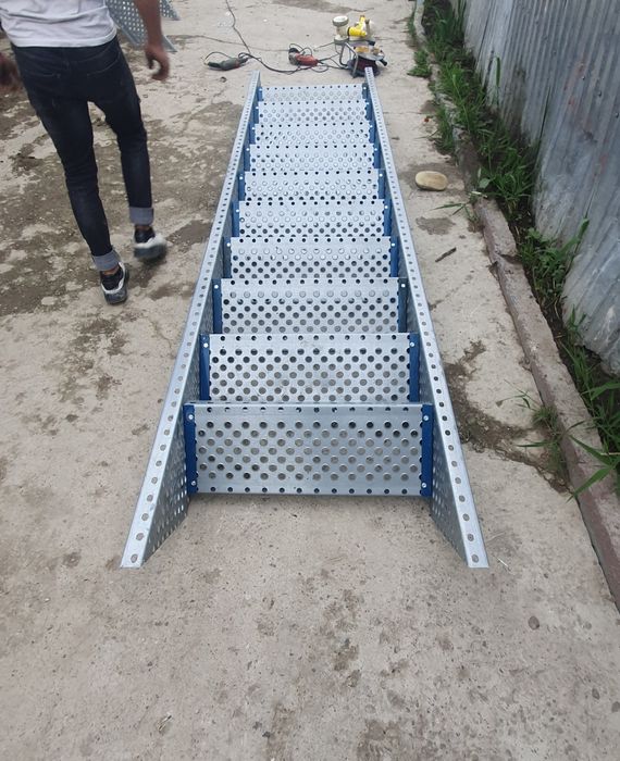 Scari metalice 60x27 cu 13 trp