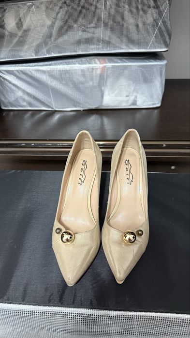 Продам нарядные золотистые туфли