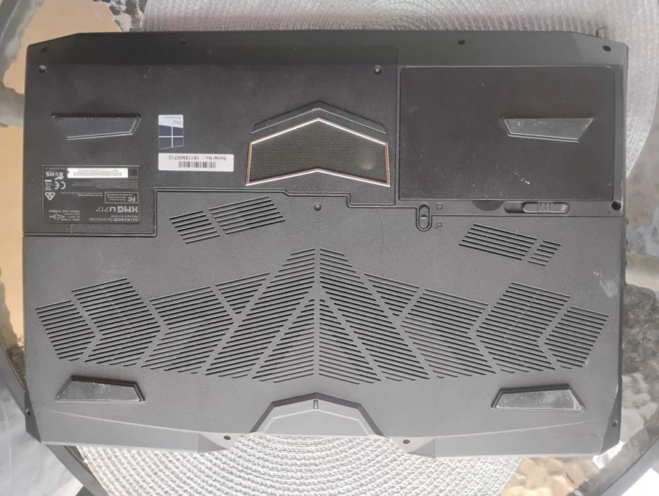 Vand laptop XMG U717