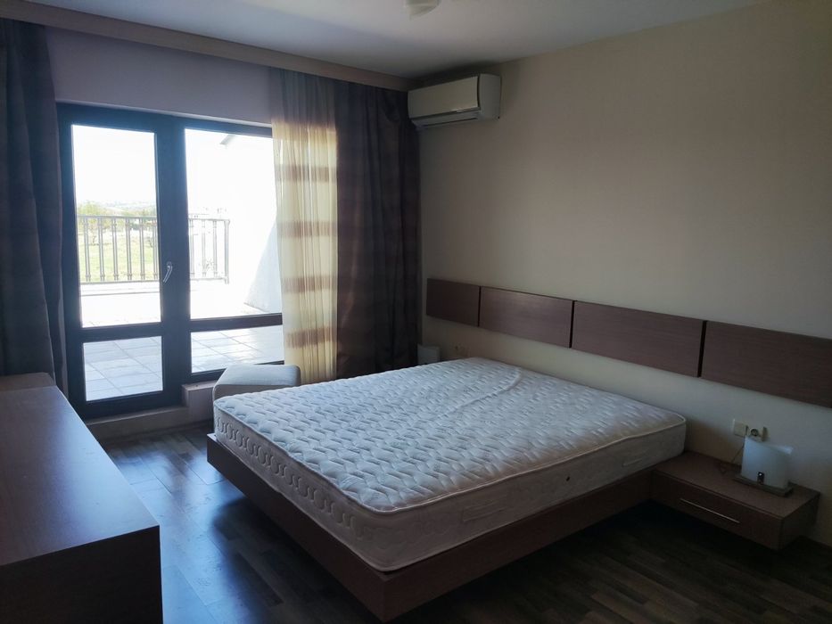 Дава под наем панорамен тристаен апартамент в к-с "Приселски манастири