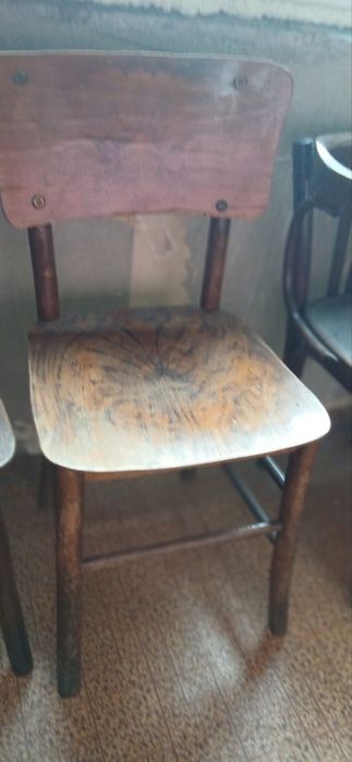 Стари дървени столове