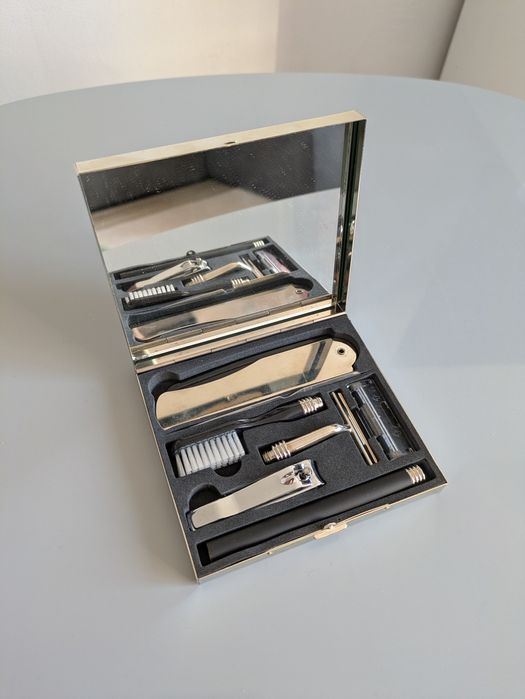 Мъжки сет за пътуване с гребен и нокторезачка