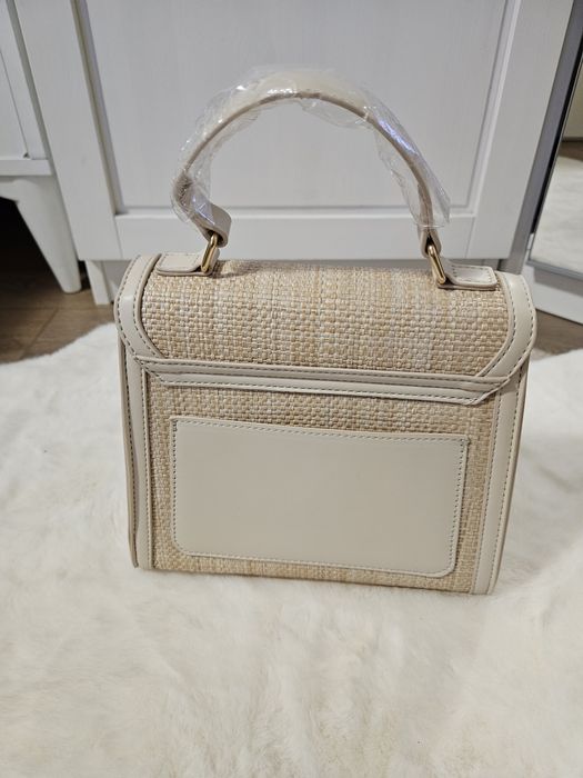 Малка дамска чанта в бежов цвят