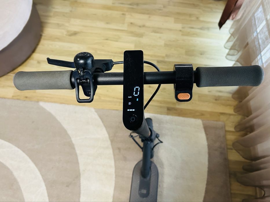 Електрически скутер - тротинетка Xiaomi Mi Electric Scooter Essential