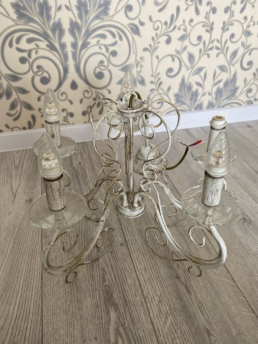 Люстра с лампочками