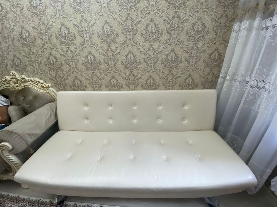 Диван кожанный в отличном состоянии