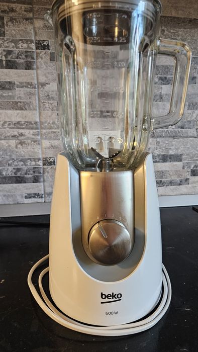 Blender Beko 600W cu recipient din sticlă – funcție Pulse – 4 viteze