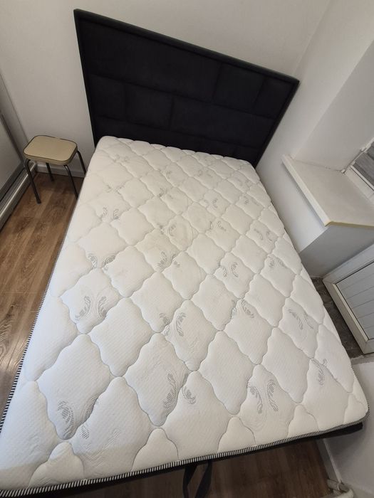 Продам двуспальную кровать с матрасом