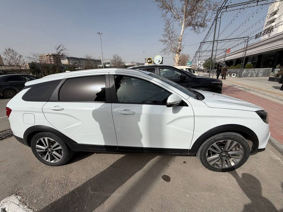 Продается лада Веста св кросс 1.8 механика 2019г.в.