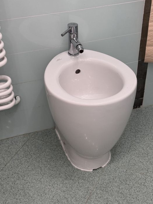 Bideu cu robinet inclus