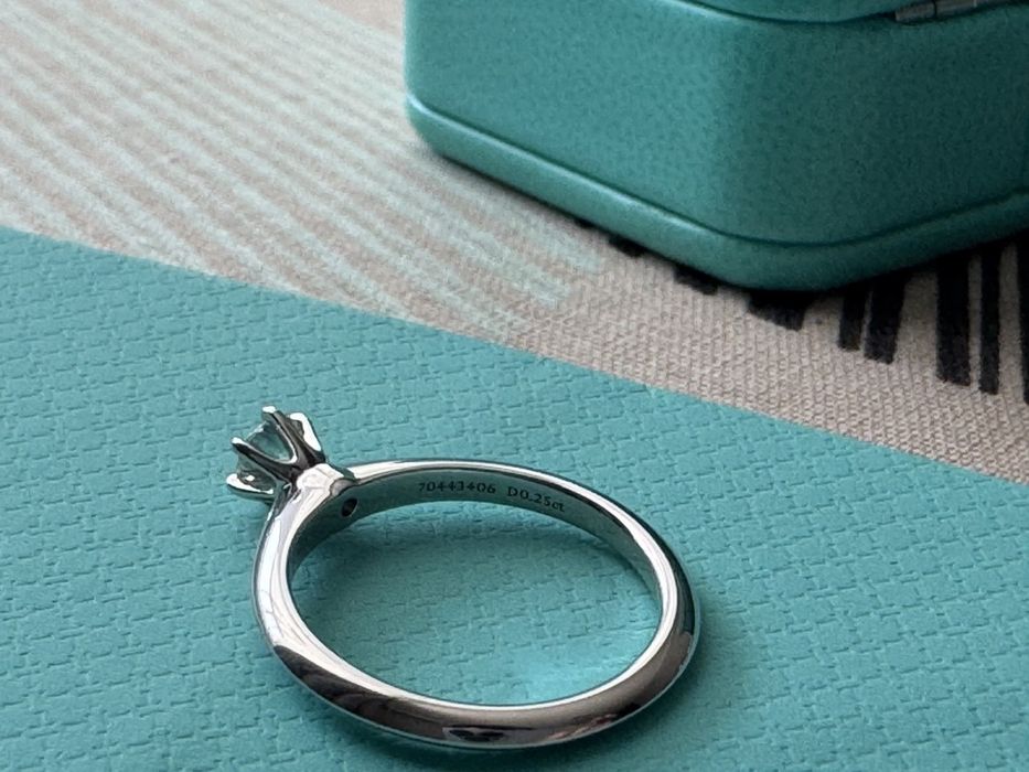 Продается новое помолвочное кольцо Tiffany & Co
