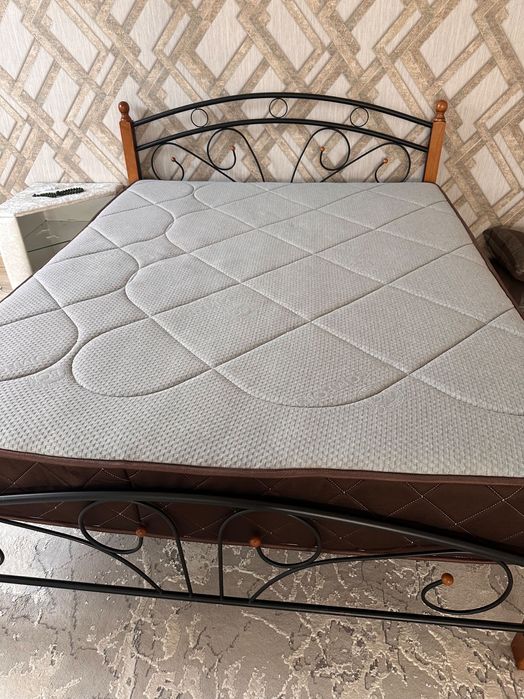 Кровать с матрасом