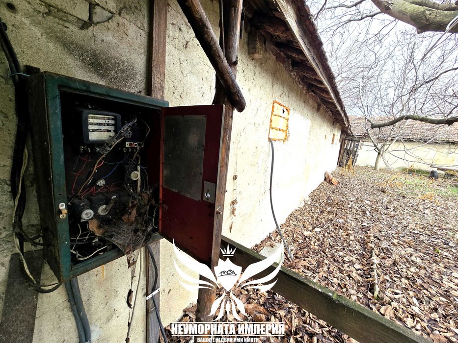 Продавам склад/селскостопански сгради 1450РЗП в имот 8700кв с.Боянци