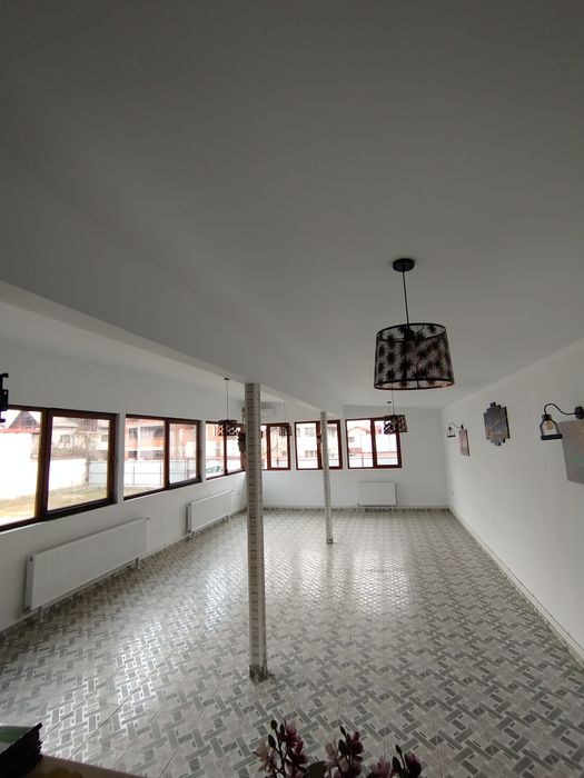 Vând casă cu spațiu comercial