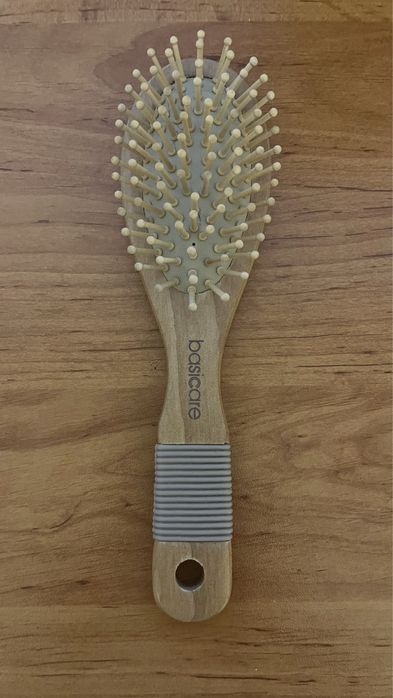 Четки за коса нови