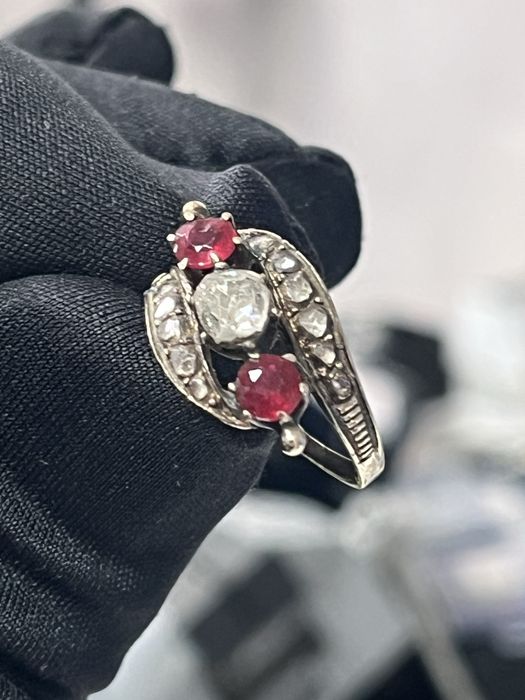 Античен златен пръстен „Трилогия“ с диаманти и рубини (19-ти век)