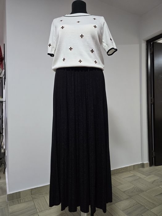 Fusta neagra cu pliuri si glitter, model superb