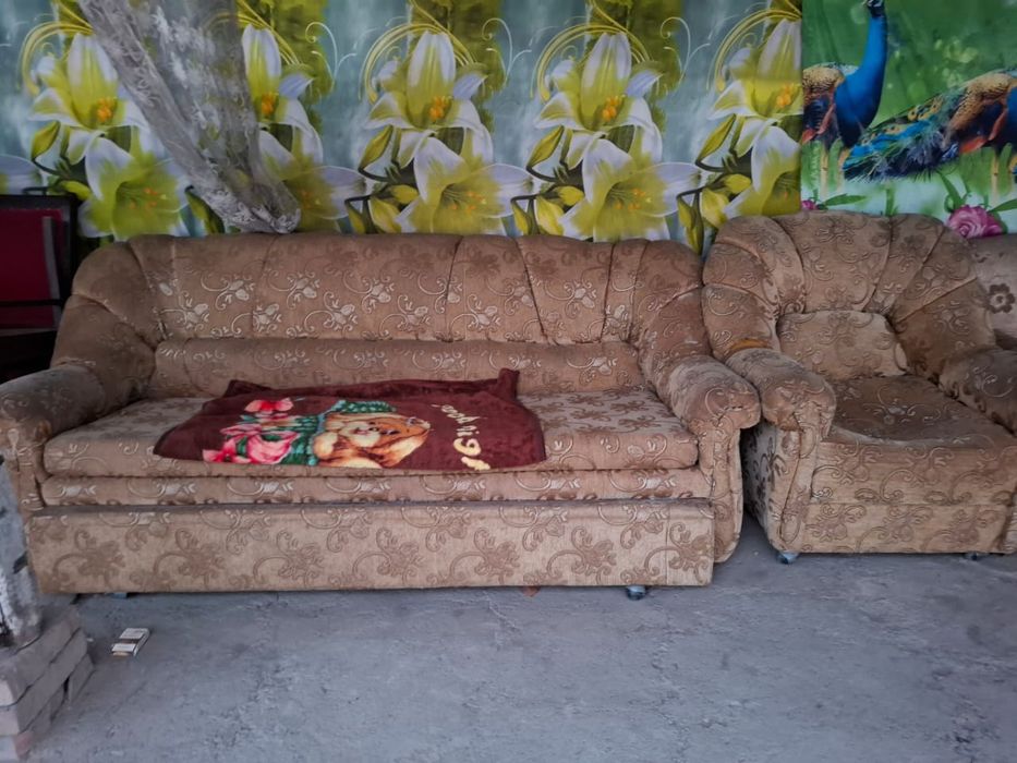 Отдам диван и кресло