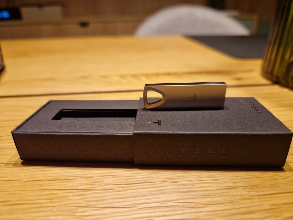 Tesla USB Drive 128GB original, USB 3.1, nou