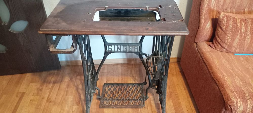 Продавам поставка за шевна машина