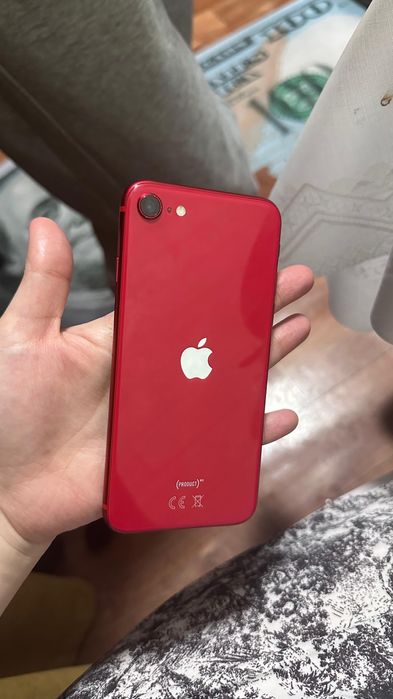 Продам телефон Айфон се 2020