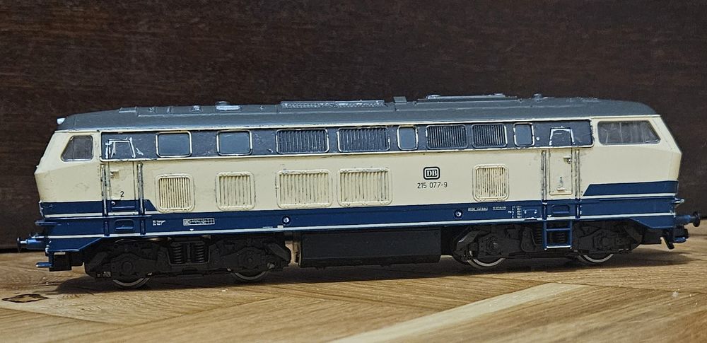 Продавам аналогов локомотив Roco BR 215 077-9 на DB 1:87 HO