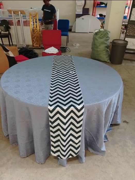 Firma vinde fete de masa din brocart