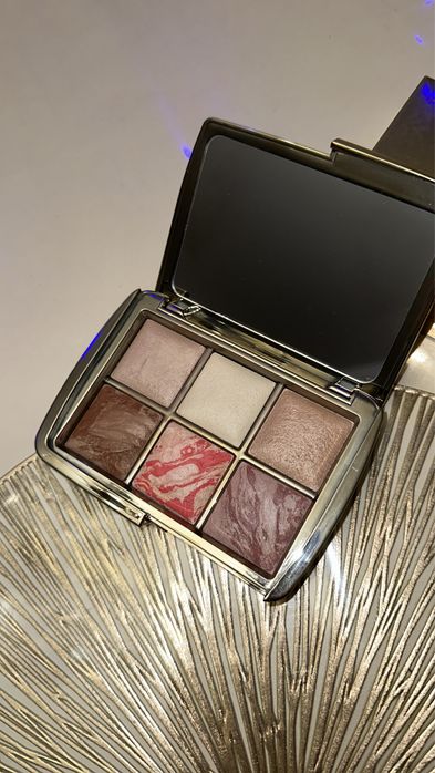 Палетка hourglass