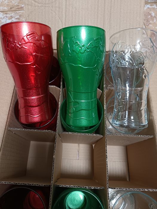 Продавам 12 броя чаши Кока Кола