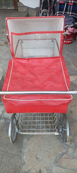 Бебешка ретро количка със зимен и летен кош, запазена за времето си .