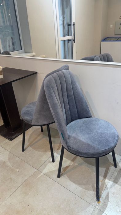 Стол и стулья для